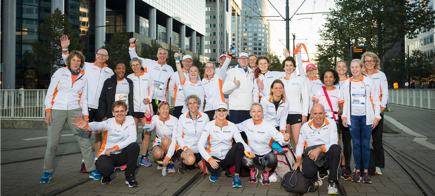 Running Blindlopers en buddy's poseren op de trambaan aan het Weena in Rotterdam