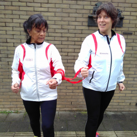 Foto toont lopers met koordje voor Nordic Walking